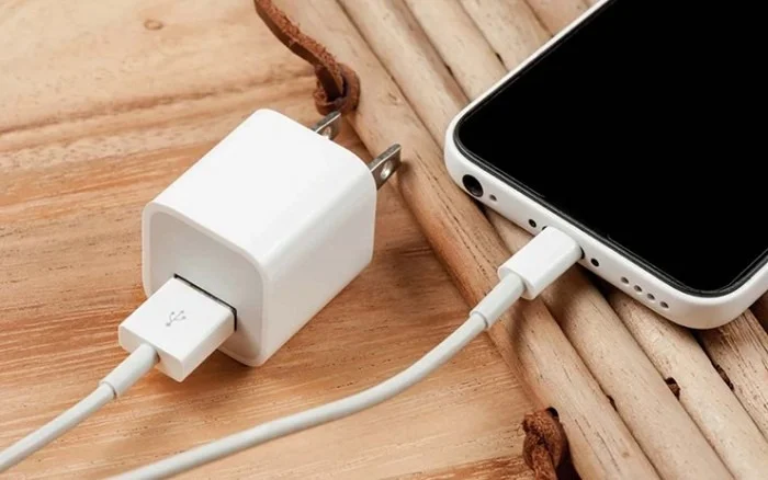 4 thói quen sạc pin tàn phá tuổi thọ iPhone nhanh nhất bạn cần bỏ ngay lập tức-3.webp