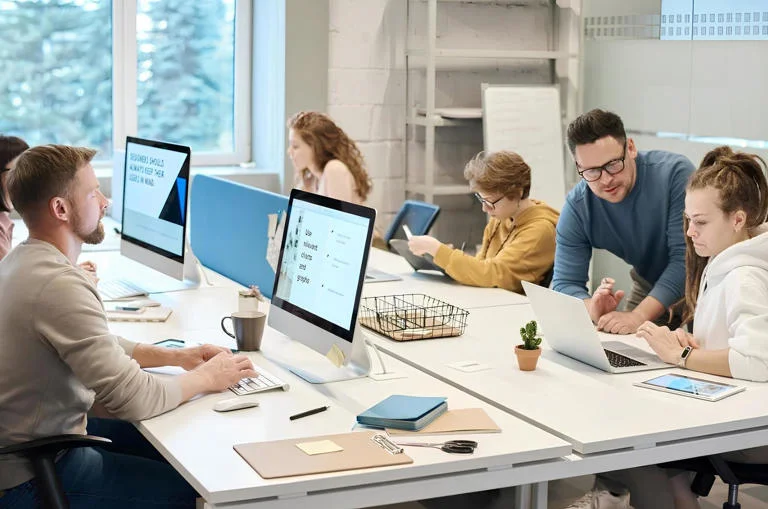 8 thói quen xấu nơi công sở đang âm thầm đánh mất uy tín của bạn