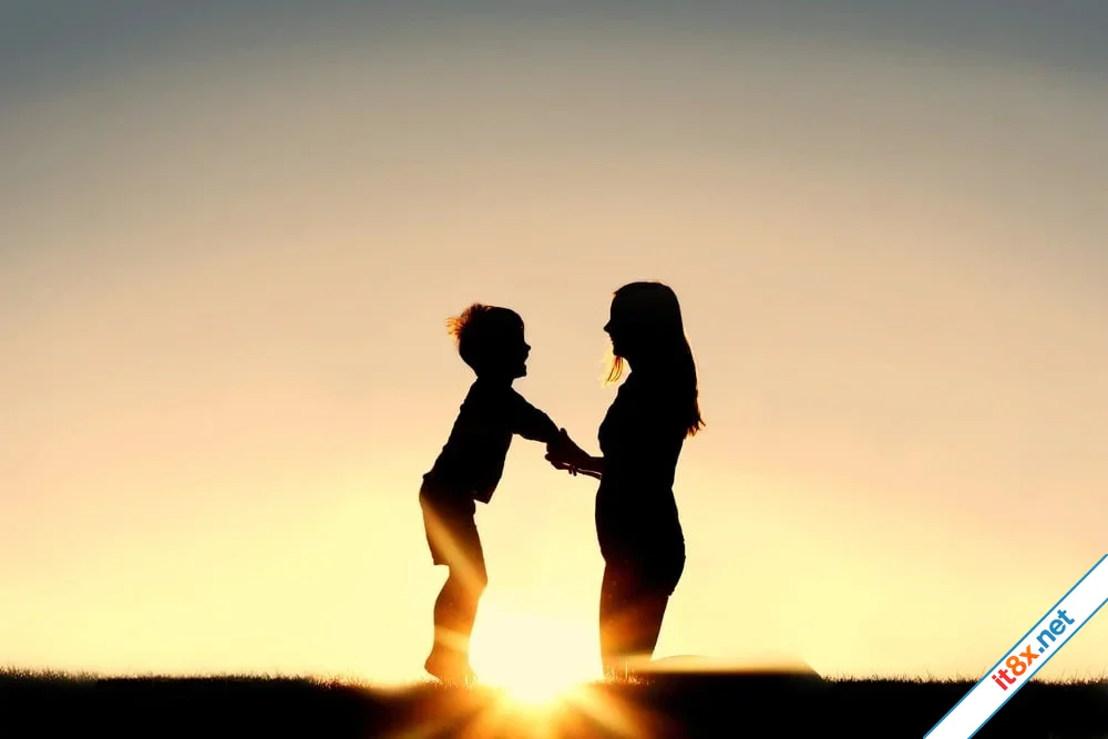 Art-Mother-Son-on-Beach.webp