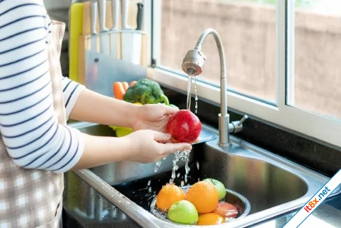 Bác sĩ chỉ cách rửa để loại bỏ thuốc trừ sâu trên hoa quả-1.webp