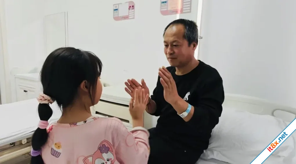 Bé gái 7 tuổi một mình chăm cha mắc bệnh tim