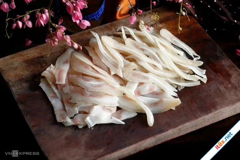 Bí quyết luộc tai heo giòn bằng nước đá-2.webp