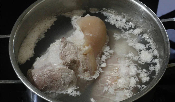 Bí quyết luộc thịt lợn trắng giòn mềm ngọt và không bị khô-1.webp
