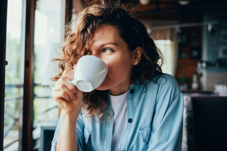 Bí quyết uống cà phê đúng cách sau tuổi 40 giúp cân bằng nội tiết và bảo vệ sức khỏe-3.webp