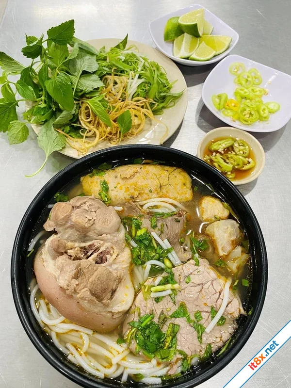 Cách nấu bún bò đậm đà chuẩn vị tại nhà-1.webp