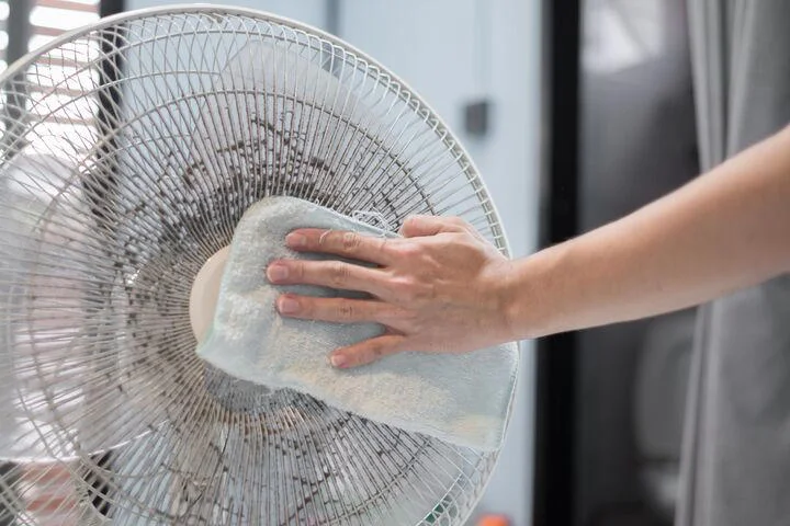 Cách vệ sinh quạt điện không cần tháo lồng sạch bóng tại nhà-1.webp