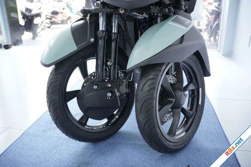 Cận cảnh mẫu xe tay ga Yamaha có bánh kép độc lạ-3.webp