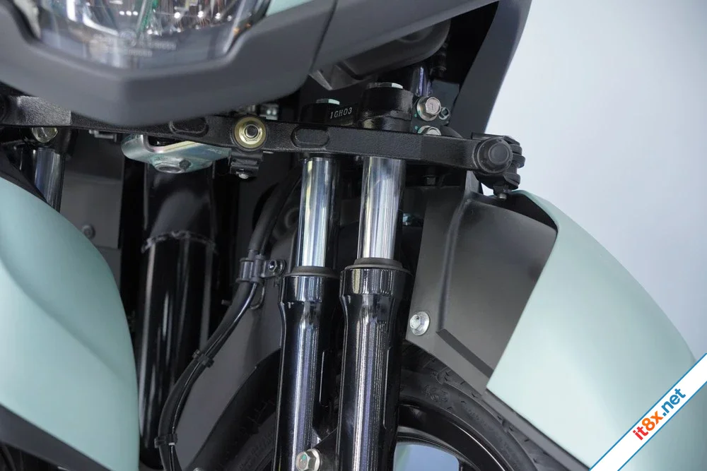 Cận cảnh mẫu xe tay ga Yamaha có bánh kép độc lạ-6.webp