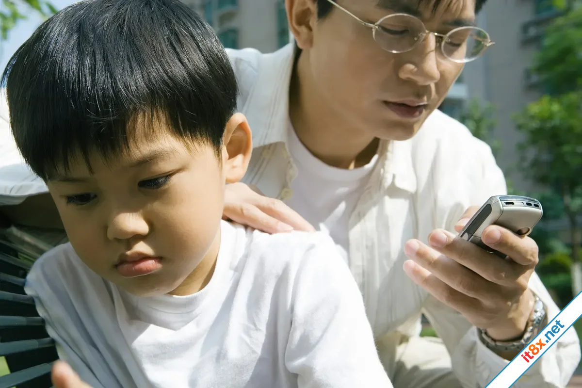 cha mẹ xem điện thoại nhiều hơn chơi với con cái.webp