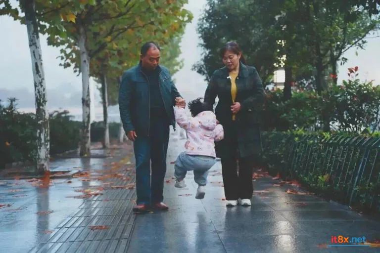 Chủ nhà đi tù, bảo mẫu giúp nuôi con suốt 5 năm