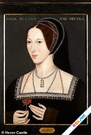 Giải mã bí ẩn "ngón tay thứ 6" của Hoàng hậu Anne Boleyn qua bức họa 400 tuổi