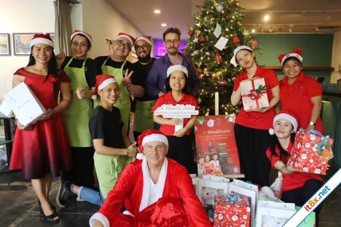Khách Tây làm ông già Noel cho trẻ em Việt-2.webp