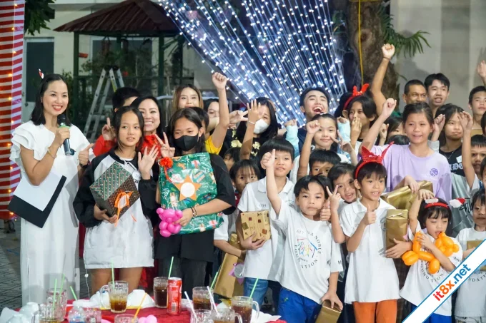 Khách Tây làm ông già Noel cho trẻ em Việt-3.webp