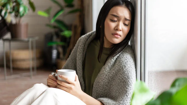 Khủng hoảng tuổi 40 ở phụ nữ: 5 biến động tâm lý âm thầm "bào mòn" sức khỏe tinh thần