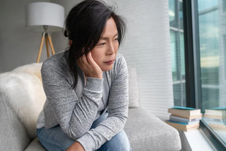 Khủng hoảng tuổi 40 ở phụ nữ 5 biến động tâm lý âm thầm bào mòn sức khỏe tinh thần-2.webp