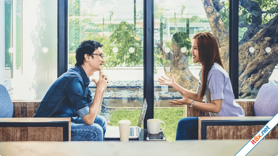 Lắng nghe với sự quan tâm.webp