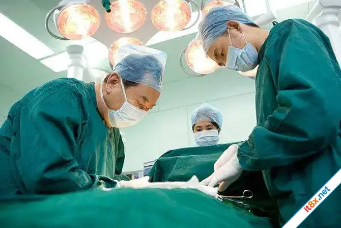 Mẹ phát hiện gần tai con xuất hiện một lỗ sâu khác thường liền tò mò bóp thử không ngờ bác sĩ...webp