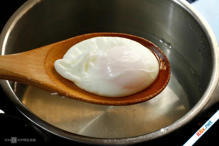 Nghệ thuật chần trứng Bí quyết tạo hình hoàn hảo lòng đào mượt mà không dính đáy-2.webp