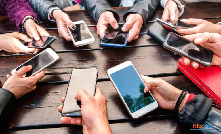Nghệ thuật Group Chat 7 quy tắc vàng để không trở thành kẻ kém duyên trên mạng-1.webp