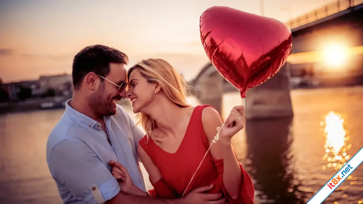 Anh còn đứng đó mà cười được à?...