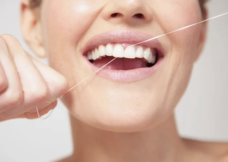Những thói quen âm thầm tàn phá sức khỏe răng miệng bạn cần biết-1.webp