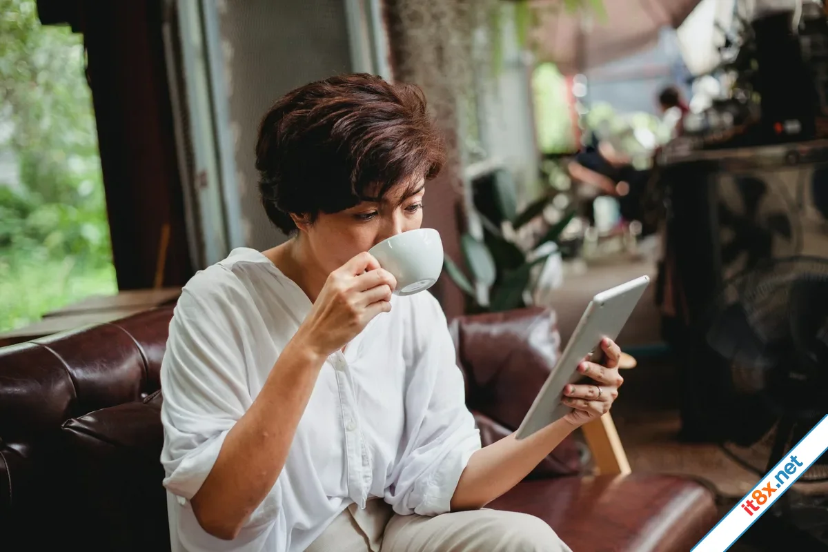 phụ nữ trung niên nên uống cà phê mỗi ngày.webp
