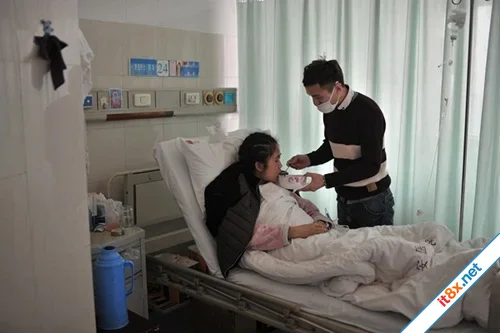 Xúc động trước khoảnh khắc chàng trai 24 tuổi quỳ gối cầu hôn người yêu mắc bệnh nan y-2.webp