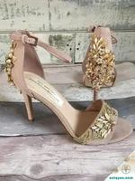 Cô dâu tìm thấy lời nhắn của mẹ đã mất dưới giày cưới
