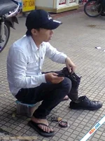 Lòng tự trọng của một sinh viên đánh giày vỉa hè