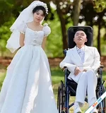 Chuyện tình diệu kỳ của chàng trai mắc bệnh hiếm
