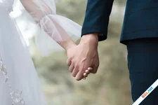 Tình yêu cảm động của đôi trẻ lén cha mẹ kết hôn