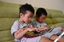 Điện thoại trên bàn ăn có phải thủ phạm âm thầm với sức khỏe trẻ nhỏ?