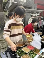 Bỏ học thạc sĩ đi bán khoai vỉa hè