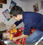 Người chồng trẻ nguyện cả đời làm đôi mắt cho vợ