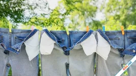 Tại sao nên lộn trái quần áo khi giặt?