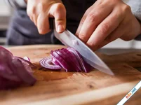 Nghiên cứu mới chỉ cách cắt hành tây không bị cay mắt?