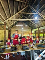 Gia đình Tây cho con 'học cả thế giới' tại Việt Nam