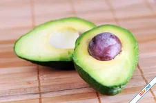 Mẹo giữ bơ đã cắt dở không bị thâm trong nhiều ngày