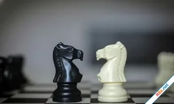 Quân Mã trong cờ vua: "Kẻ phá luật" và vũ khí của sự biến ảo