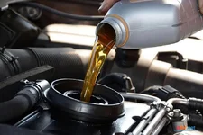 Thay dầu động cơ ô tô: 5 sai lầm phổ biến có thể "giết chết" cỗ máy của bạn
