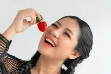 Ăn gì để "trẻ mãi không già"? 10 siêu thực phẩm chống lão hóa, bảo vệ da khỏi tia UV cực đỉnh
