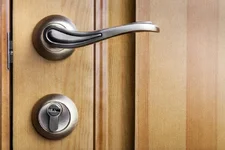 9 thói quen "kém duyên" cần tránh tuyệt đối khi đến làm khách nhà người khác