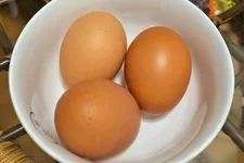 Bí quyết luộc trứng với chanh giúp bóc vỏ cực nhanh và thơm ngon
