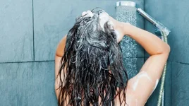 Những thói quen khiến tóc lão hóa nhanh ở tuổi trung niên