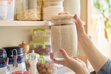 5 loại thực phẩm quen thuộc trong tủ bếp có thể gây ngộ độc nếu bảo quản sai cách