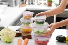 Những thói quen dùng hộp thực phẩm rước vi nhựa vào người cần bỏ ngay