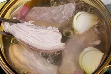 Bí quyết luộc thịt thơm ngon, trắng giòn và không bị hôi