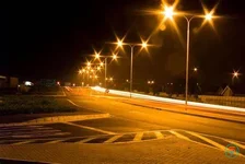 Vì sao đèn đường thường phát ra ánh sáng vàng thay vì trắng?