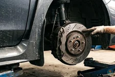 Lỗ trên đĩa phanh ôtô có tác dụng gì?